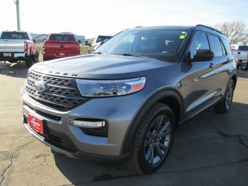 Used 2021 Ford Explorer XLT w/ Equipment Group 202A image 9