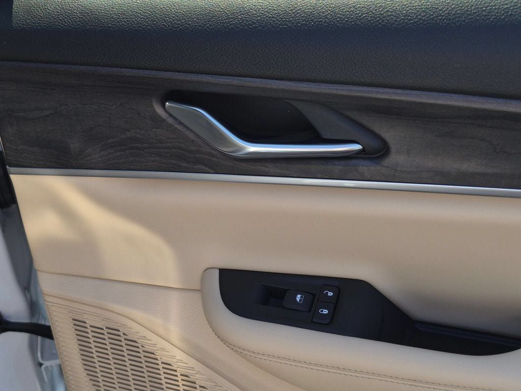 Certified 2025 Jeep Grand Cherokee Limited AWD/4WD image 30