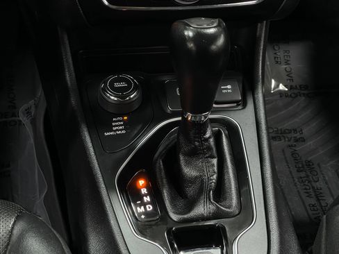 Used 2019 Jeep Cherokee Limited AWD/4WD image 28