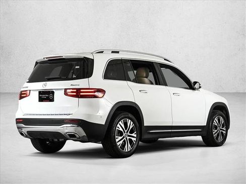 Used 2025 Mercedes-Benz GLB 250 4MATIC image 5