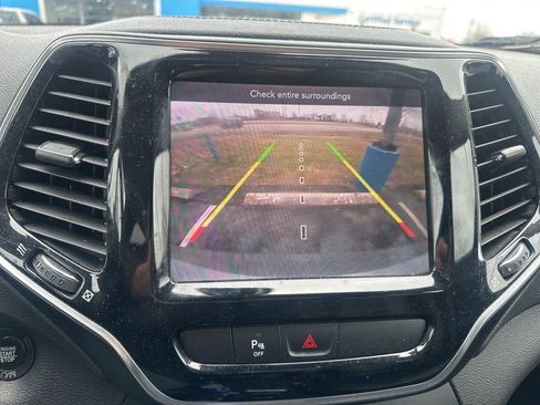 Used 2019 Jeep Cherokee Limited FWD image 9
