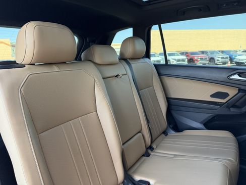 Used 2024 Volkswagen Tiguan SE w/ Panoramic Sunroof Package FWD image 39