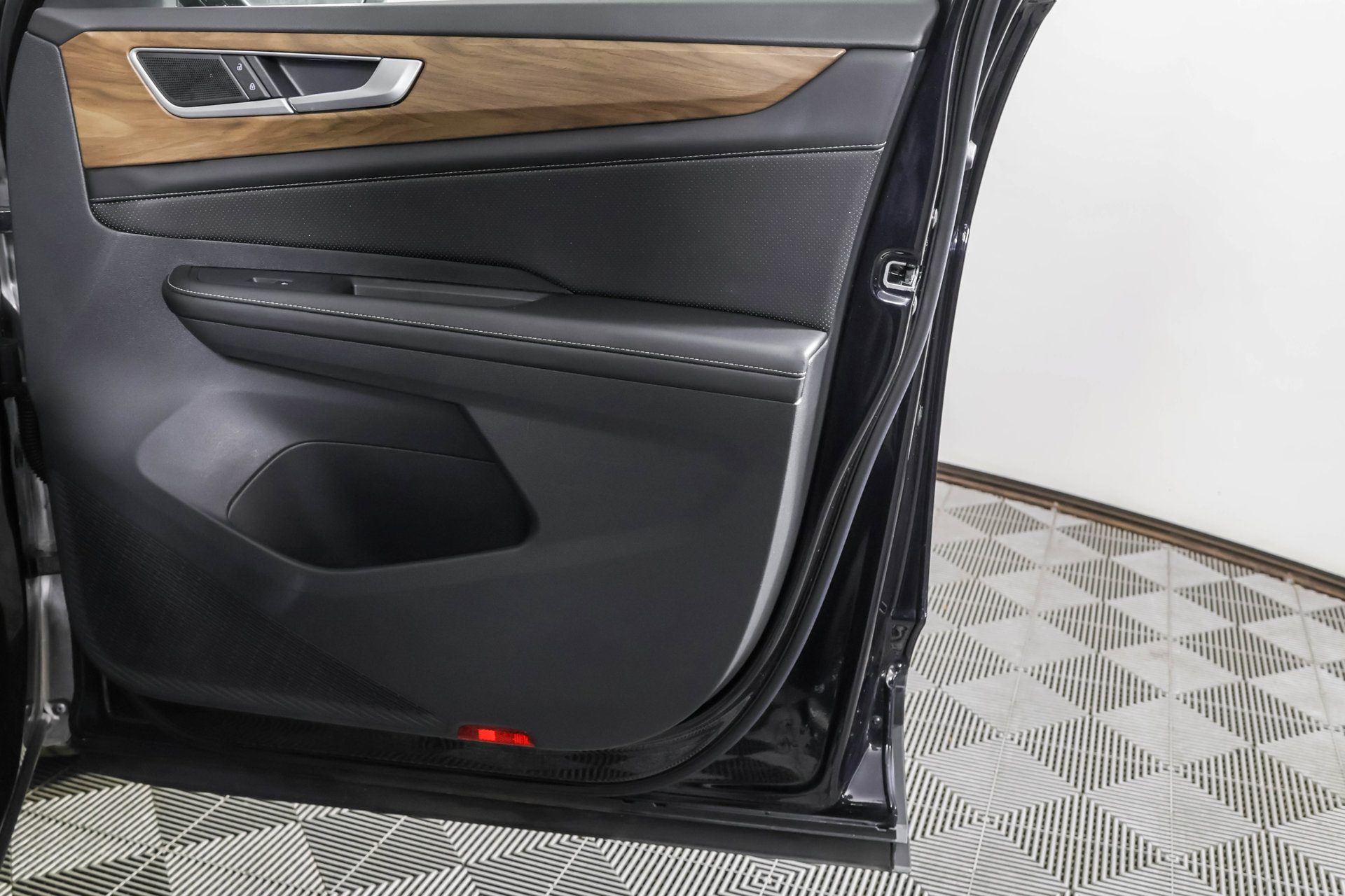 Used 2024 Volkswagen Atlas SE AWD/4WD image 48