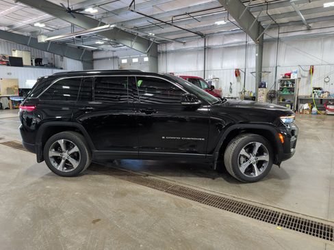 Used 2024 Jeep Grand Cherokee Limited AWD/4WD image 2