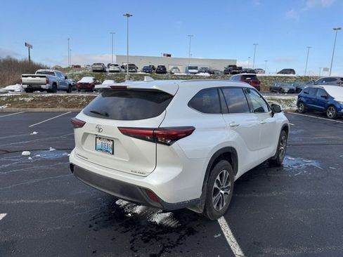 Used 2022 Toyota Highlander XLE image 3