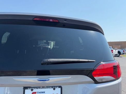 Used 2018 Chrysler Pacifica Touring-L w/ Tire & Wheel Group FWD image 17