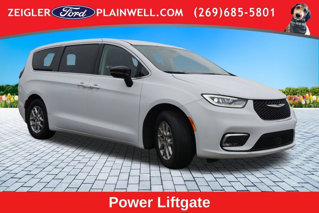 Used 2024 Chrysler Pacifica Touring-L FWD image 7
