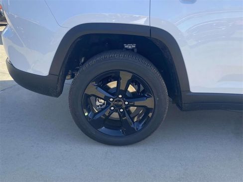 New 2025 Jeep Grand Cherokee Laredo image 8