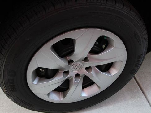 Used 2022 Toyota RAV4 LE w/ Carpet Mat Package (TMS) AWD/4WD image 40