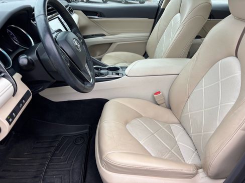 Used 2018 Toyota Camry XLE image 8