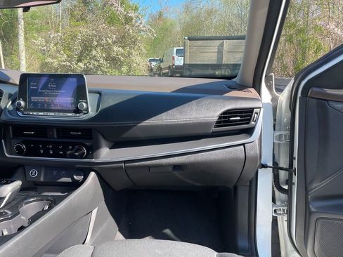 Used 2023 Nissan Rogue S AWD/4WD image 28