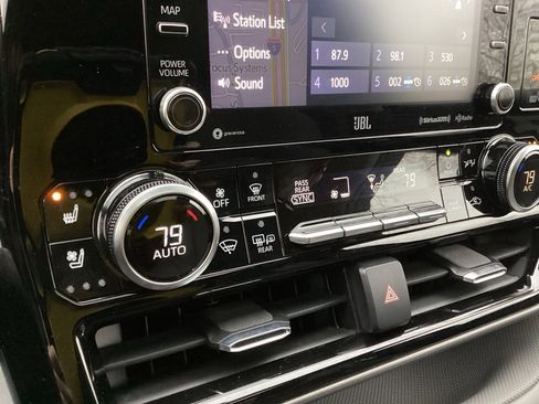 Used 2020 Toyota Highlander Limited image 17