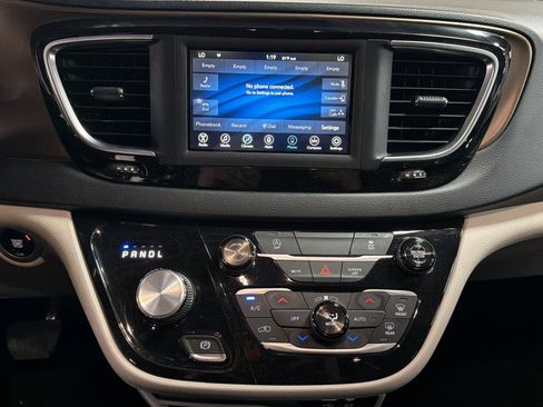 Used 2018 Chrysler Pacifica Touring Plus FWD image 39
