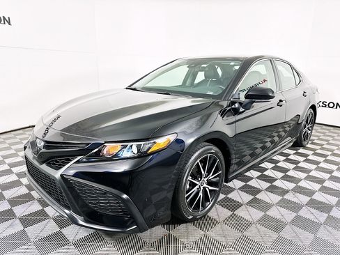 Used 2024 Toyota Camry SE image 7
