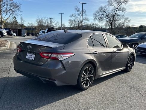 Used 2020 Toyota Camry SE w/ Sunroof Package image 7