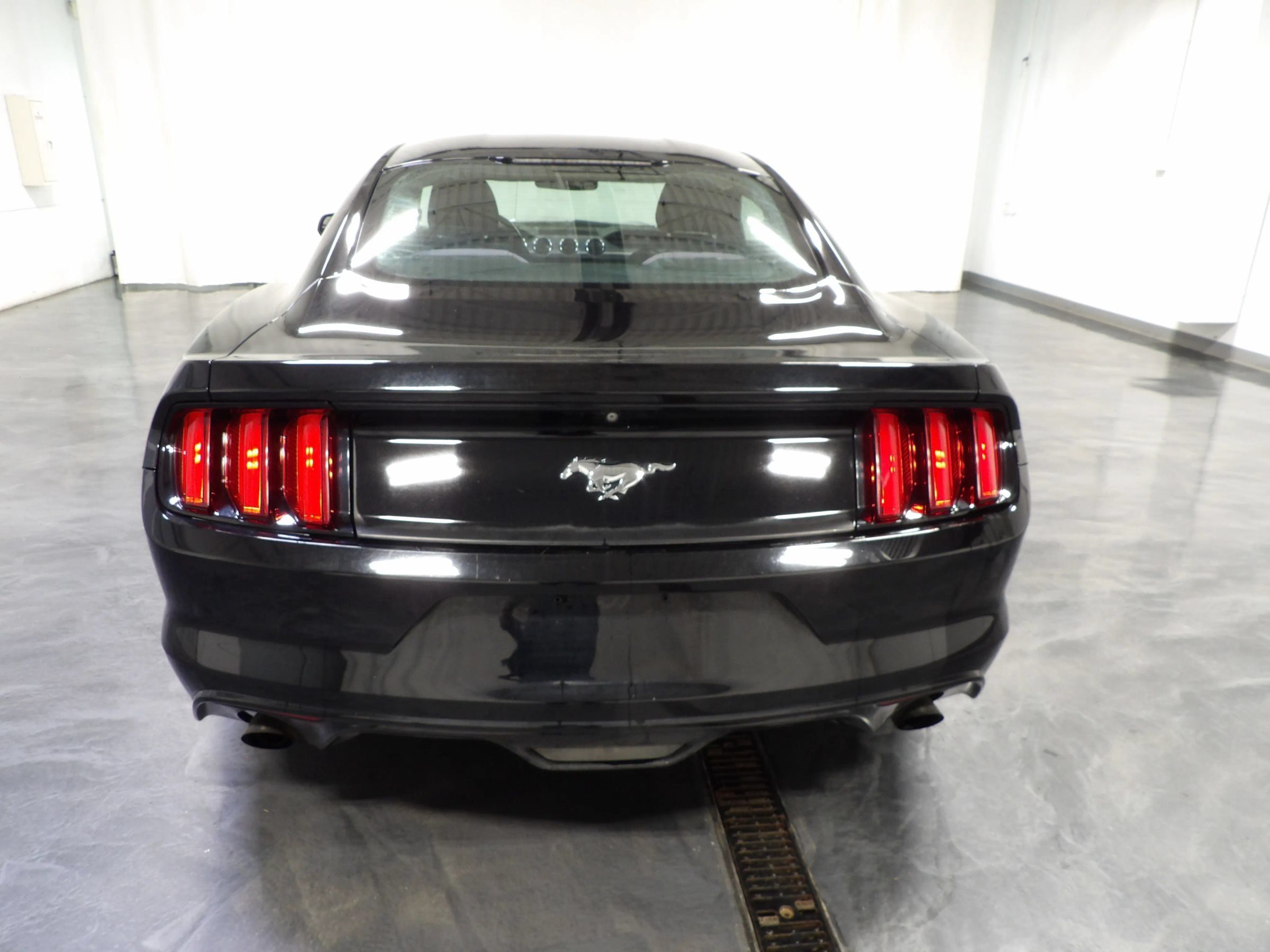 Used 2015 Ford Mustang Coupe RWD image 5