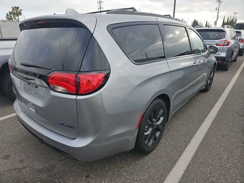Used 2020 Chrysler Pacifica Limited w/ Quick Oder Package 2EV RED-S FWD image 3