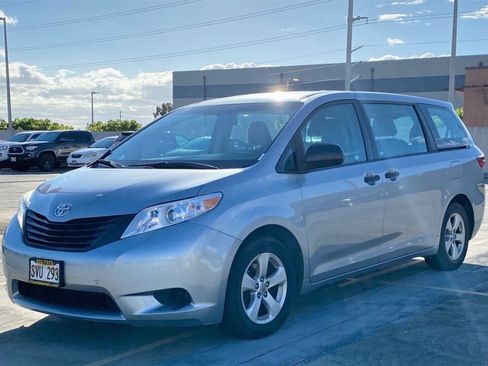 Used 2016 Toyota Sienna LE image 1