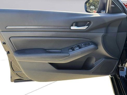 Used 2025 Nissan Altima 2.5 SV image 11