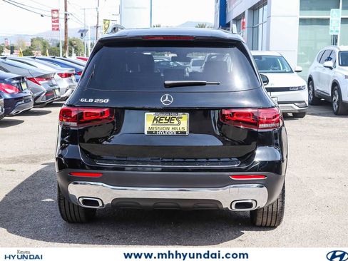 Used 2022 Mercedes-Benz GLB 250 w/ Premium Package Lite image 3