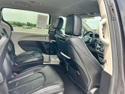 Used 2022 Chrysler Pacifica Touring-L w/ Uconnect Theater Family Group FWD image 17