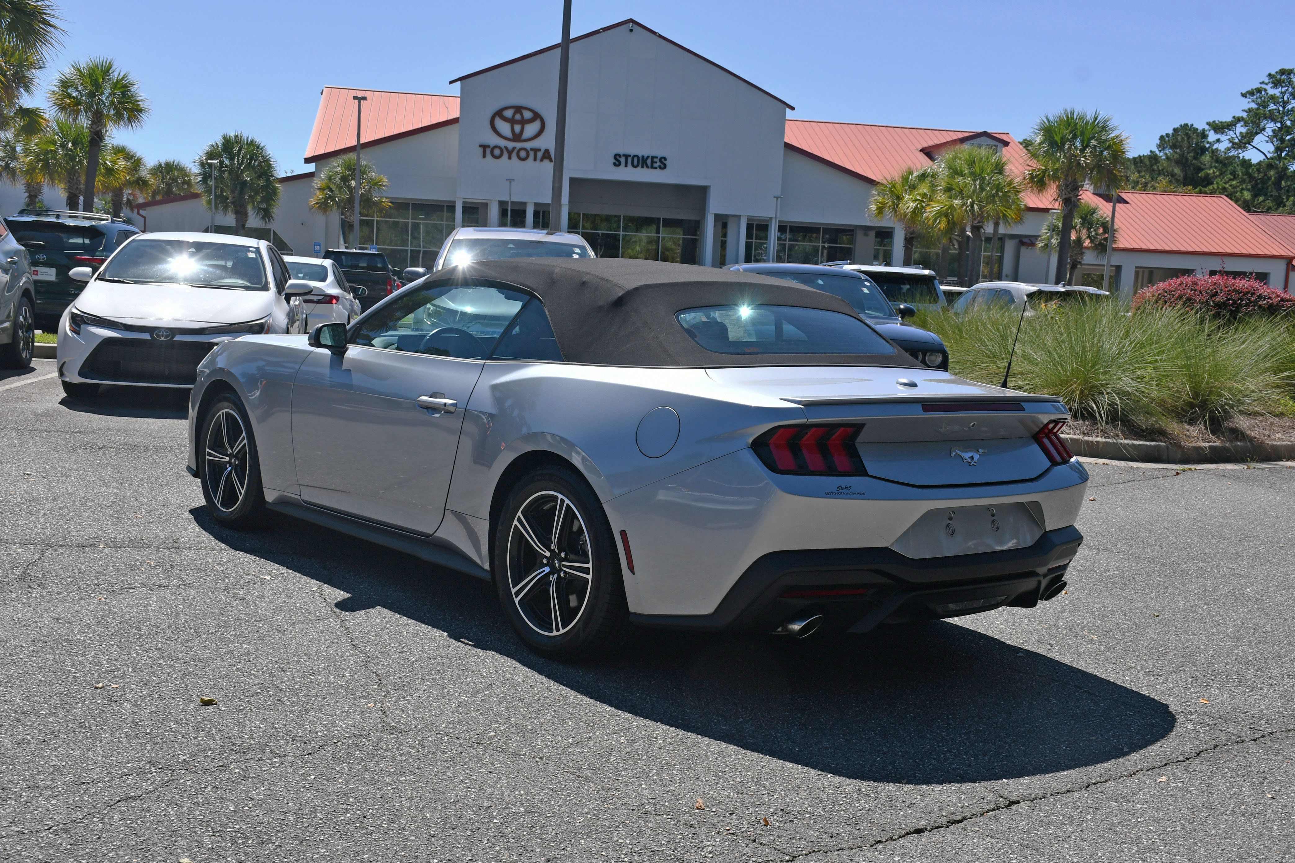Used 2025 Ford Mustang Premium RWD image 3