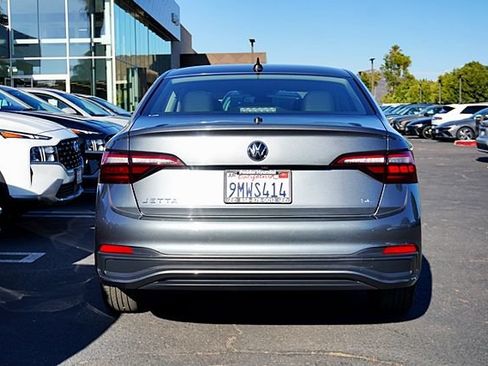 Used 2024 Volkswagen Jetta SE FWD image 9