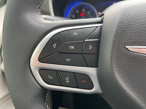 Used 2024 Chrysler Pacifica Touring-L image 21