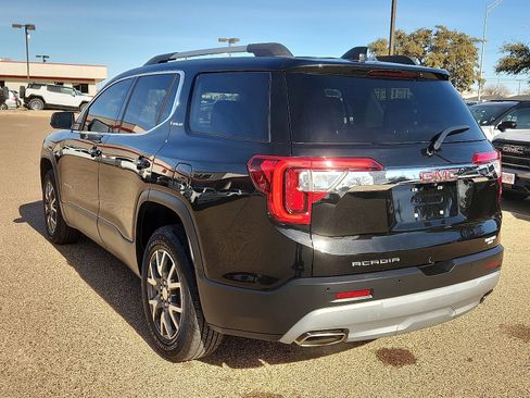 Used 2023 GMC Acadia SLE w/ Driver Convenience Package image 3