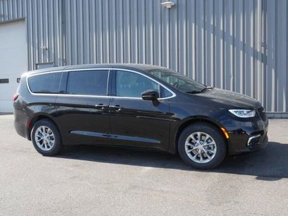 New 2026 Chrysler Pacifica Select