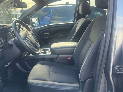 Used 2019 Nissan Titan SV w/ SV Convenience Package RWD image 2