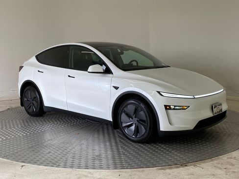 Used 2026 Tesla Model Y AWD image 7