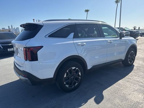 Used 2024 Kia Sorento S image 4
