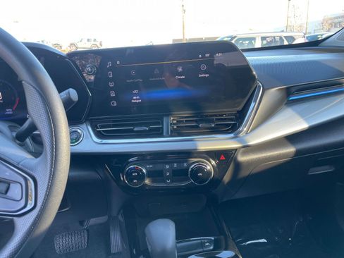 Used 2025 Chevrolet Trax LT image 17