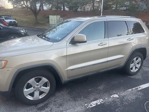 Used 2011 Jeep Grand Cherokee Laredo image 2