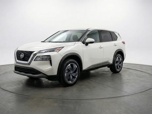 Used 2025 Nissan Rogue SV AWD/4WD image 3
