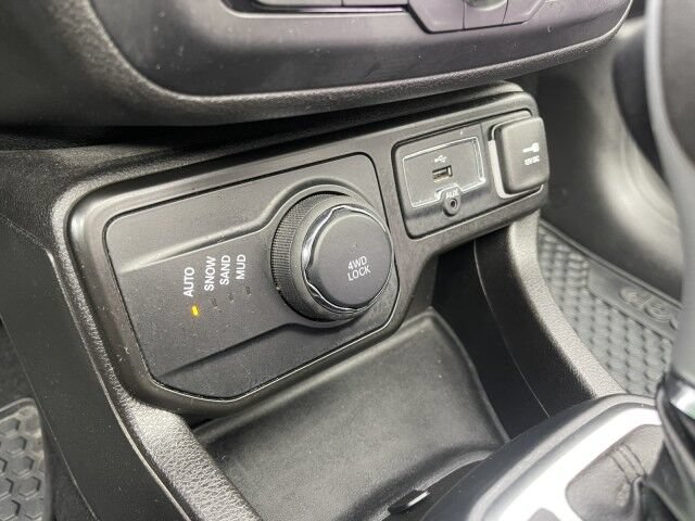 Used 2023 Jeep Renegade Altitude w/ Sun/Sound Group AWD/4WD image 28