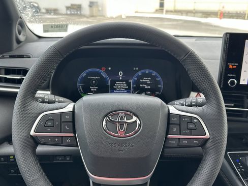 Used 2025 Toyota Sienna Platinum image 25