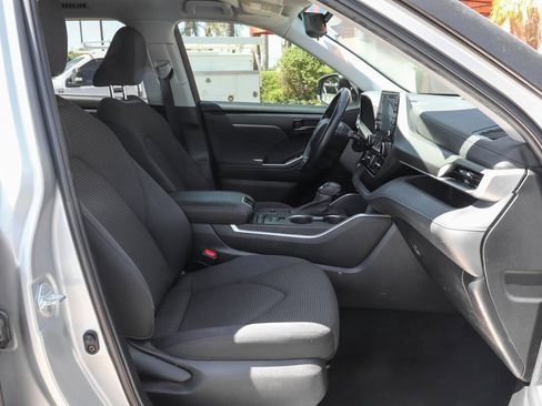 Used 2022 Toyota Highlander LE image 36