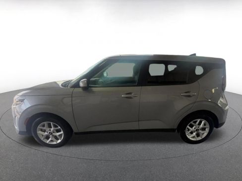 Used 2025 Kia Soul LX w/ LX Technology Package FWD image 12