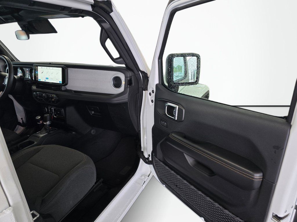 Used 2025 Jeep Wrangler Unlimited Sahara AWD/4WD image 40