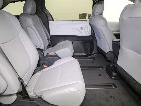 New 2026 Toyota Sienna XLE image 16