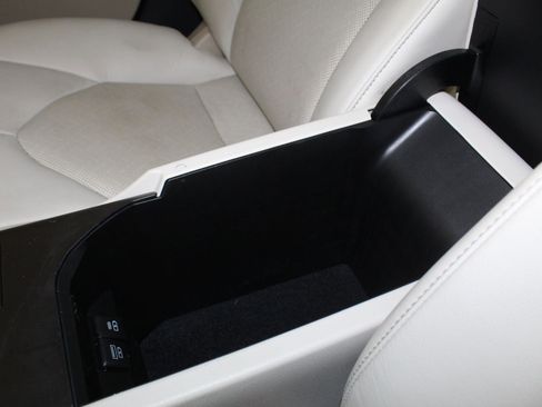 Used 2021 Toyota Camry XLE w/ Navigation Upgrade Package image 26