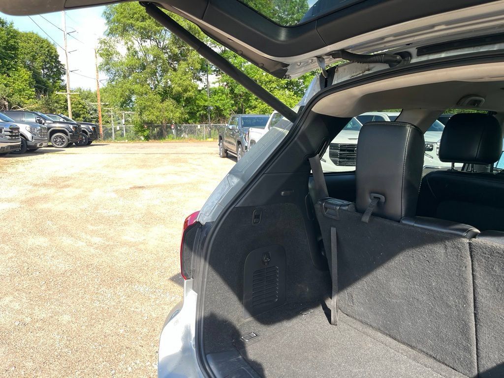 Used 2020 Nissan Pathfinder SL FWD image 12