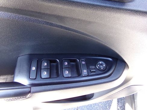 Used 2023 Hyundai Venue Limited FWD image 29