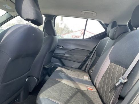 Used 2018 Nissan Kicks SV image 11