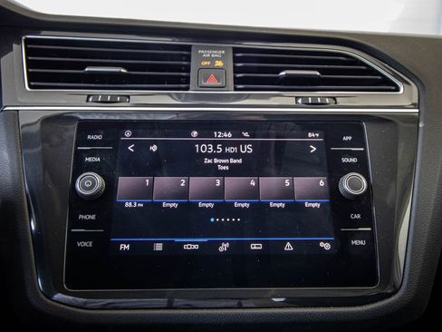 Used 2022 Volkswagen Tiguan SE w/ Panoramic Sunroof Package image 39