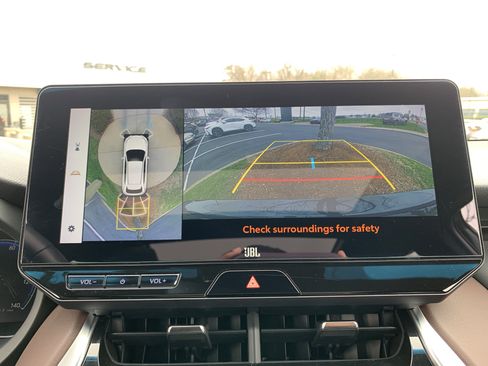 Used 2024 Toyota Venza Limited image 25