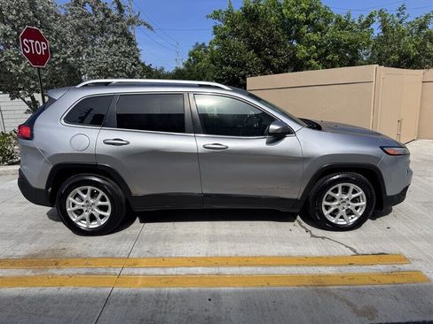 Used 2017 Jeep Cherokee Latitude FWD image 4