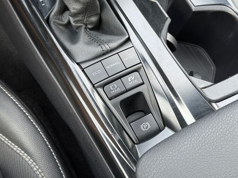 Used 2025 Toyota Camry SE FWD image 37